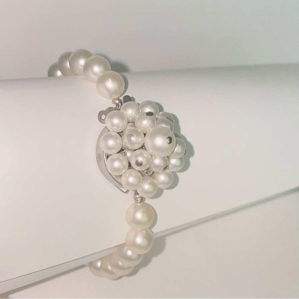 Vintage Faux Pearl Bracelet Single Strand with Faux Pearl Beaded Cluster Closure